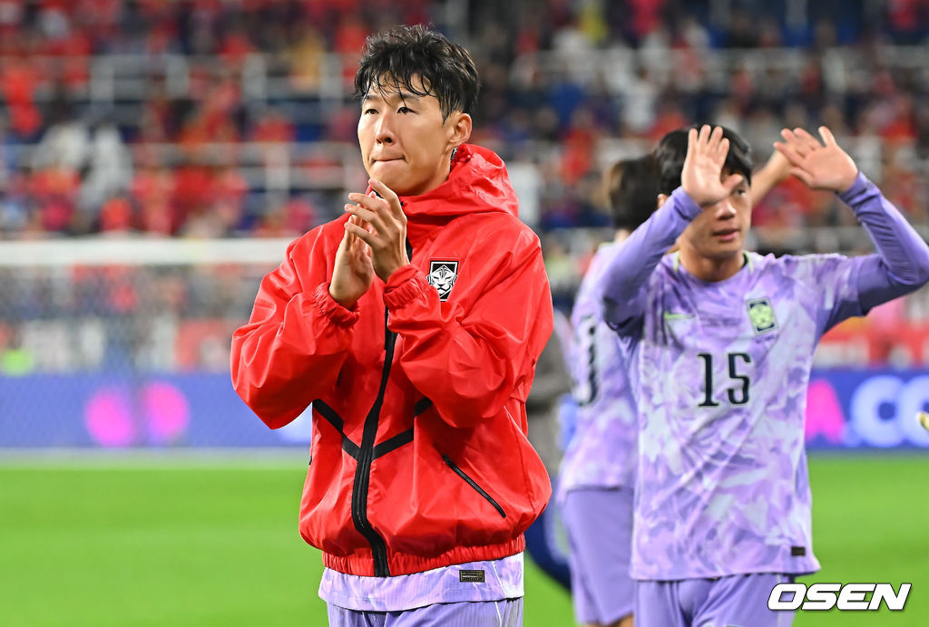 2일 울산문수축구경기장에서 대한민국과 베네수엘라의 친선경기가 열렸다.에콰도르전 3-0 완승과 우루과이전 1-4 대패로 극명한 경기력을 보인 ‘모레노호’가 베네수엘라전에서 전술적 유연성을 앞세워 빠르게 문제점을 보완했는지 시험대에 올랐다.대한민국 축구 손흥민이 베네수엘라와 0-0 무승부를 기록하고 아쉬운 표정으로 팬들에게 인사를 하고 있다. 2026.10.02 / foto0307@osen.co.kr