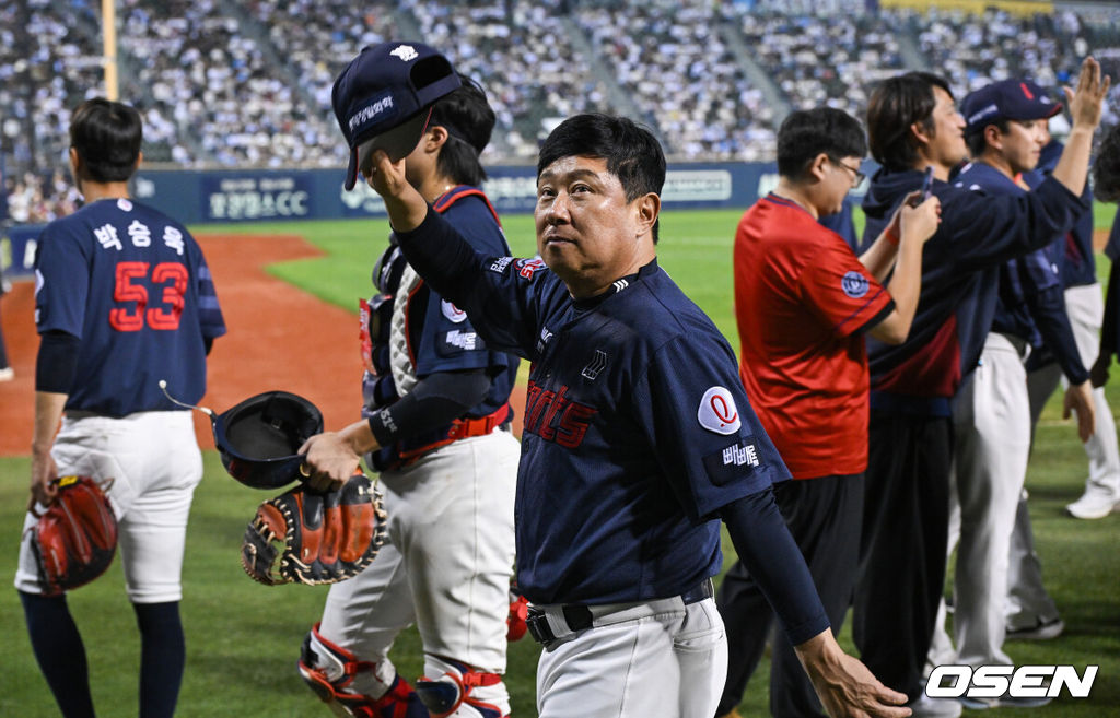 2026시즌 안타왕은 빅터 레이예스(롯데 자이언츠)다. 프로야구 롯데 자이언츠는 12일 서울 잠실구장에서 열린 2026 신한 SOL KBO리그 두산 베어스와의 시즌 최종전이자 올해를 끝으로 철거되는 잠실구장 최종전에서 7-4로 승리했다. 롯데는 NC 다이노스를 제치고 7위로 2026시즌을 마감했다. 최종 성적 64승 3무 77패. 두산은 일찌감치 5위(74승 5무 65패)를 확정, 2년 만에 가을무대 초대장을 받았다. 하루 휴식 후 14일 잠실에서 4위 LG 트윈스와 와일드카드 결정전 1차전에 나선다. 경기종료 후 롯데 김태형 감독이 팬들에게 인사하고 있다.  2026.10.12 / soul1014@osen.co.kr
