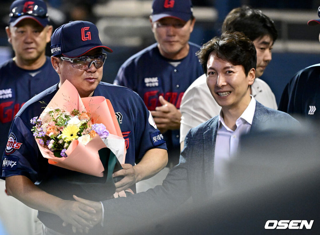 프로야구 롯데 자이언츠가 두산 베어스를 꺾고 3연승을 이어갔다. 김태형 롯데 감독은 개인 통산 700승을 달성했다. 롯데는 31일 서울 잠실구장에서 열린 2024 KBO리그 두산과 경기에서 7-4로 승리했다. 중심타자 레이예스가 4타수 3안타 3타점으로 활약했고, 전준우는 투런 홈런을 터뜨렸다.경기를 마치고 승리한 롯데 김태형 감독이 박준혁 단장에게 개인 통산 700승 축하 꽃다발을 받고 있다. 2024.08.31 / dreamer@osen.co.kr