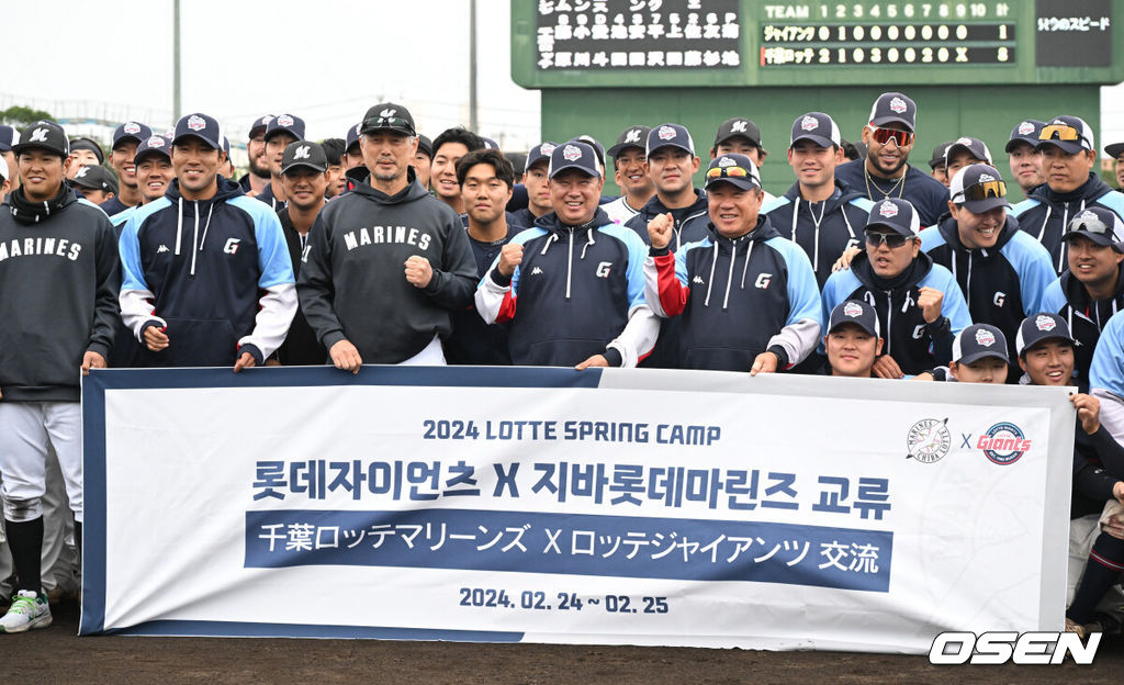  25일 일본 오키나와 니시자키 야구장에서 롯데 자이언츠와 일본프로야구 구단 지바 롯데 마린즈의 친선전이 열렸다. 이날 롯데 지바가 롯데 자이언츠를 상대로 8-1 승리를 거뒀다.경기 종료 후 지바 롯데 요시이 마사토 감독-롯데 자이언츠 김태형 감독을 비롯한 양팀 선수단이 기념촬영을 하고 있다. 2024.02.25 /cej@osen.co.kr