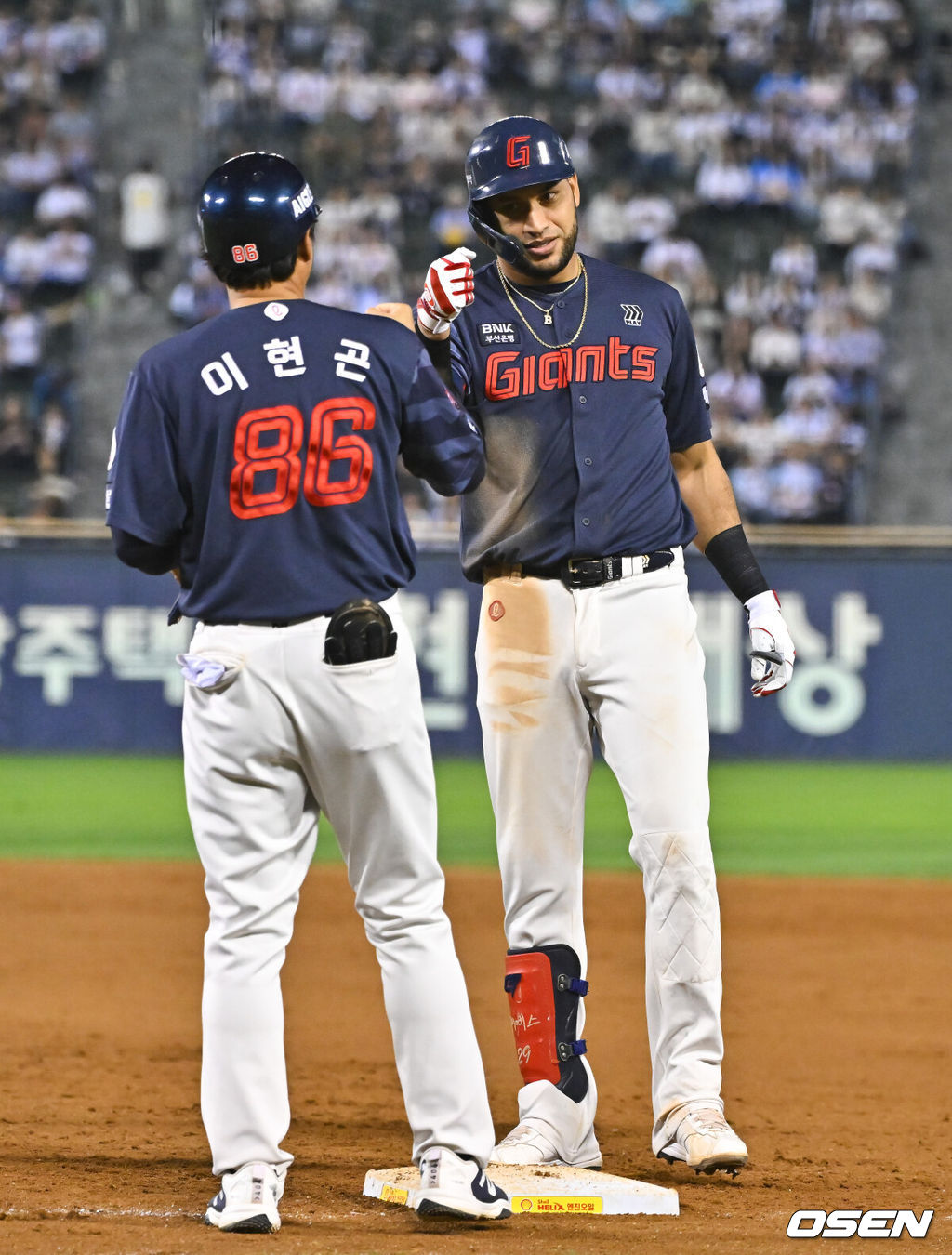 12일 서울 잠실구장에서 ‘2026 신한 SOL Bank KBO리그’ 두산 베어스와 롯데 자이언츠의 경기가 열렸다.44년간 한국 야구의 상징으로 사랑받아 온 서울 잠실구장은 이날 두산과 롯데의 경기를 끝으로 정규시즌의 대장정을 마무리한다. 8회초 롯데 레이예스가 안타를 날리고 하이파이브를 하고 있다. 이 안타로 레이예스는 시즌 211안타로 최다안타 1위를 확정했다.  2026.10.12 / soul1014@osen.co.kr