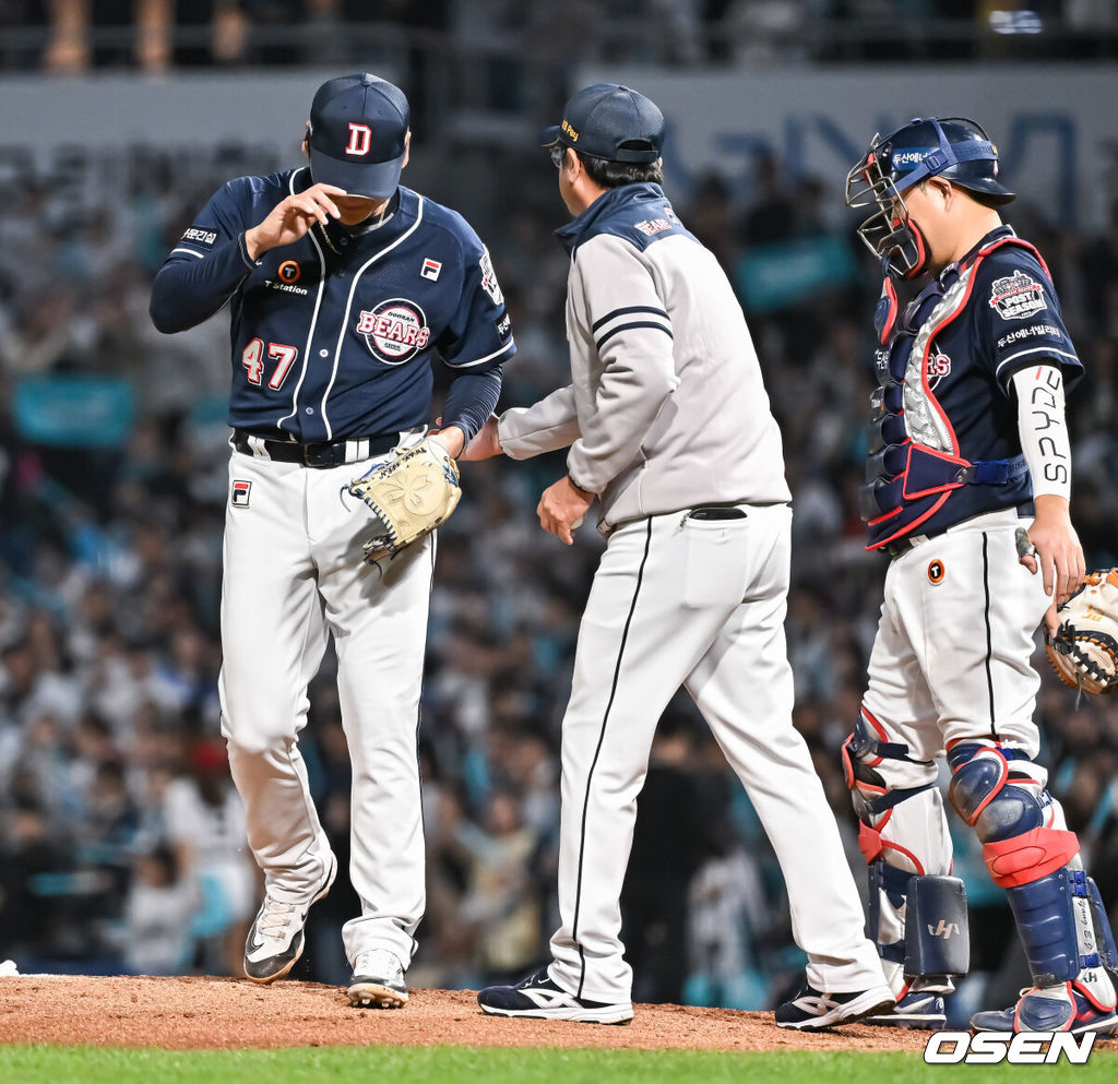 19일 오후 창원NC파크에서 ‘2023 KBO 포스트시즌 와일드카드 결정전 1차전 두산 베어스와 NC 다이노스의 경기가 열렸다.4회말 두산 선발투수 곽빈이 강판되고 있다 2023.10.19 / soul1014@osen.co.kr