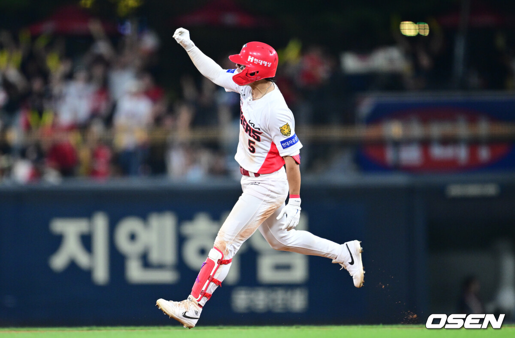 KIA 타이거즈가 준플레이오프에 직행했다. KIA는 12일 광주-기아 챔피언스필드에서 열린 2026 신한 SOL KBO리그 LG 트윈스와의 최종전에서 4-2로 승리했다. 선발 양현종이 5이닝 1실점으로 호투했다. 전상현이 2이닝 무실점으로 막았다. 8회말 김도영의 시즌 45호 결정적인 중월투런홈런이 터졌다. 이로써 KIA는 정규시즌 3위를 확정짓고 준플레이오프에 직행했다. LG는 4위가 되면서 두산과 와일드카드 결정전에 나선다. 8회말 무사 1루 상황 KIA 김도영이 다시 앞서가는 중월 투런포를 날리고 그라운드를 돌며 환호하고 있다. 2026.10.12 / dreamer@osen.co.kr