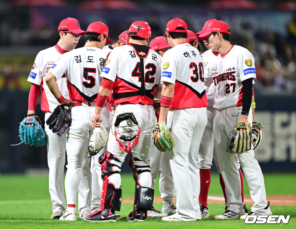 12일 광주-기아 챔피언스필드에서 ‘2026 신한 SOL Bank KBO리그’ KIA 타이거즈와 LG 트윈스의 경기가 열렸다.홈팀 KIA는 양현종, 방문팀 LG는 임찬규를 선발로 내세웠다.경기를 앞두고 KIA 선발 양현종과 야수들이 각오를 다지고 있다. 2026.10.12 / dreamer@osen.co.kr