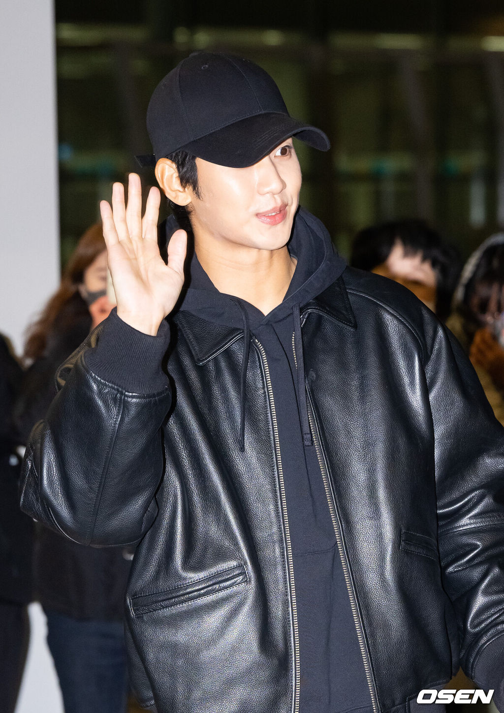 배우 김수현이 26일 오후 인천국제공항을 통해 '제9회 아시아 아티스트 어워즈'(The 9th Asia Artist Awards 이하 AAA) 시상식 참석 차 태국 방콕으로 출국했다.'AAA'는 지난 2016년 처음 개최, 배우와 가수를 통합해 시상하는 국내 최초의 통합 시상식이다.배우 김수현이 출국에 앞서 포즈를 취하고 있다. 2024.12.26 / soul1014@osen.co.kr