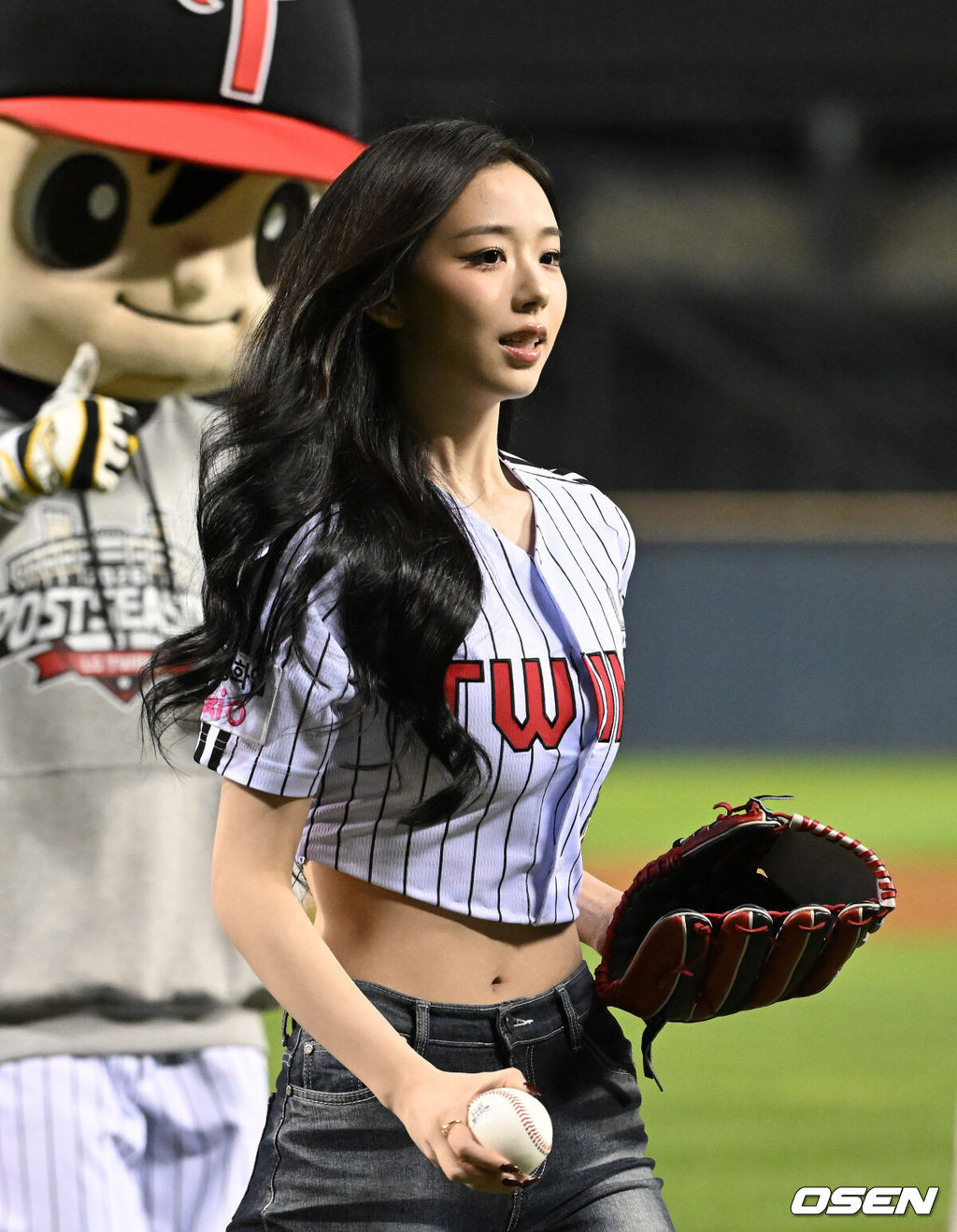 14일 오후 서울 잠실야구장에서 2026 신한 SOL KBO 와일드카드 결정 1차전 LG 트윈스와 두산 베어스의 경기가 열렸다.LG는 카를로스 카라스코, 두산은 곽빈이 선발로 나섰다.경기에 앞서 그룹 트리플에스 김채연이 시구를 하고 있다. 2026.10.14 /sunday@osen.co.kr