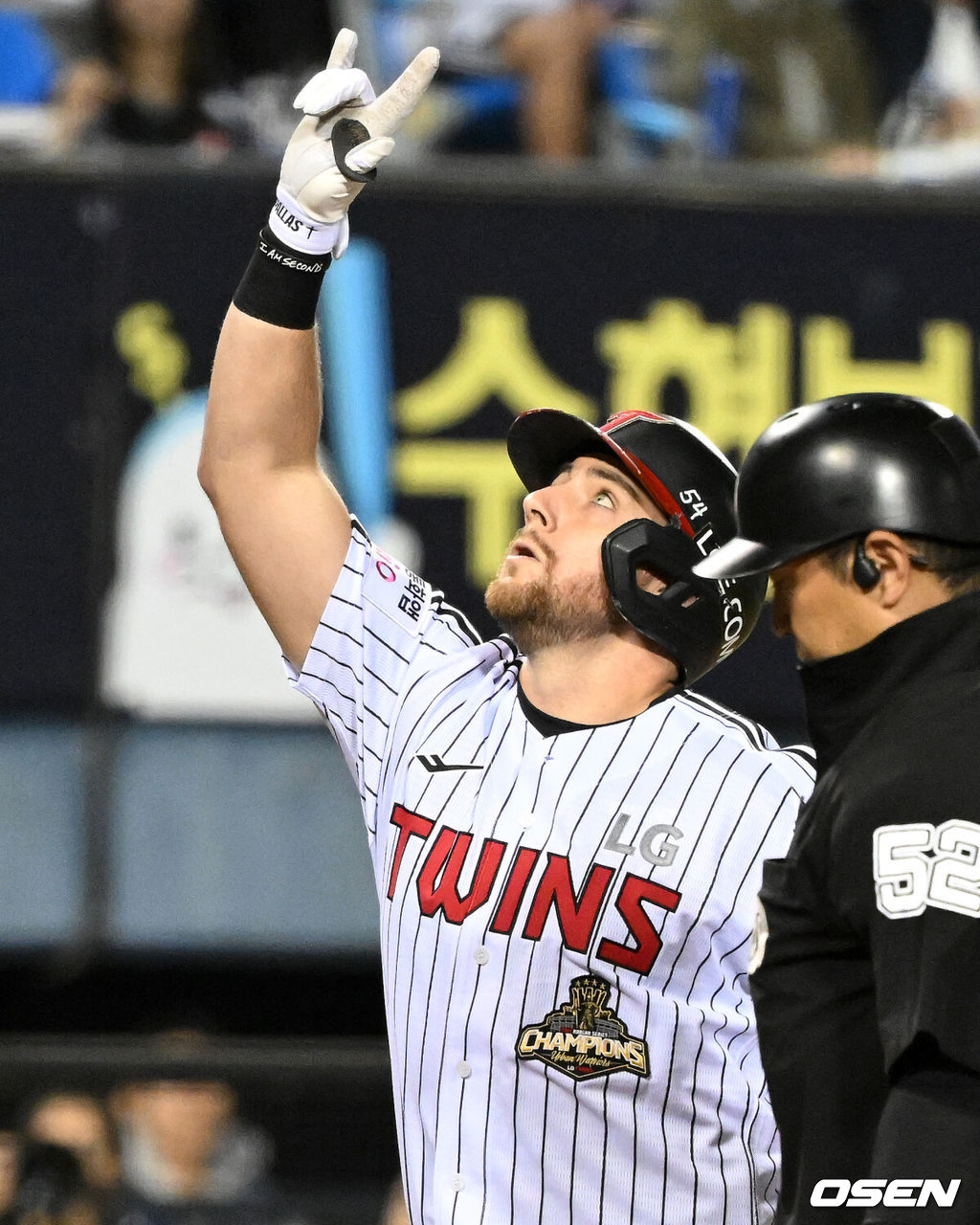 14일 오후 서울 잠실야구장에서 2026 신한 SOL KBO 와일드카드 결정 1차전 LG 트윈스와 두산 베어스의 경기가 열렸다.LG는 카를로스 카라스코, 두산은 곽빈이 선발로 나섰다.1회말 1사 1루에서 LG 오스틴이 좌월 투런 홈런을 치고 환호하고 있다. 2026.10.14 /sunday@osen.co.kr
