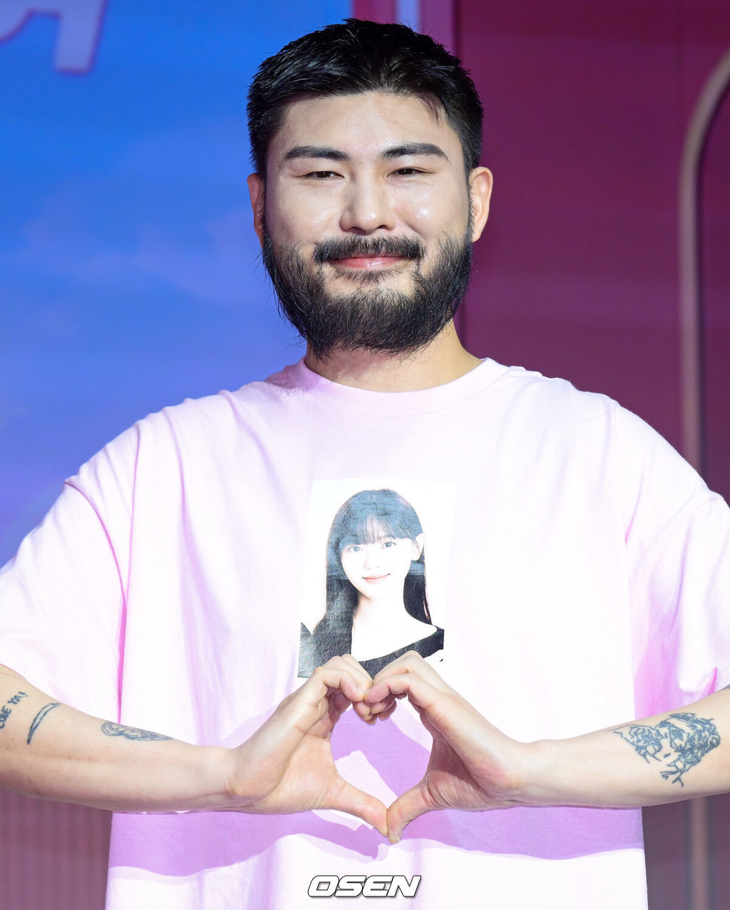 넷플릭스 연예 예능 ‘모태솔로지만 연애는 하고 싶어’(이하 '모솔연애) 시즌2 제작발표회가 1일 서울 마포구 호텔 나루 서울 엠갤러리에서 열렸다.오는 7일 공개되는 ‘모솔연애’ 시즌2는 연애 경험이 전혀 없는 모태솔로들이 생애 첫 사랑에 도전하는 메이크오버 연애 리얼리티다.가수 카더가든이 포즈를 취하고 있다. 2026.07.01 /cej@osen.co.kr
