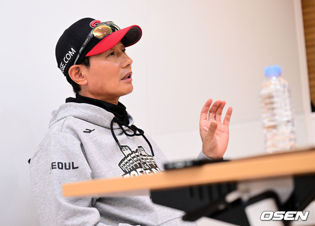 14일 오후 서울 잠실야구장에서 2026 신한 SOL KBO 와일드카드 결정 1차전 LG 트윈스와 두산 베어스의 경기가 열렸다.LG는 카를로스 카라스코, 두산은 곽빈이 선발로 나섰다.경기에 앞서 LG 염경엽 감독이 인터뷰를 하고 있다. 2026.10.14 / jpnews@osen.co.kr