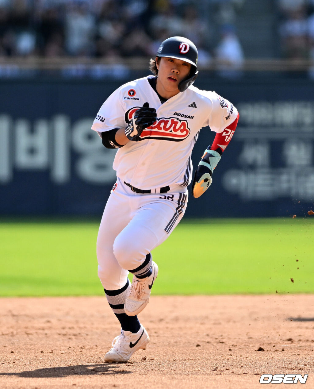 25일 서울 잠실야구장에서 2026 신한 SOL KBO리그 두산 베어스와 LG 트윈스의 경기가 열렸다.이날 두산은 최민석, LG는 톨허스트를 선발로 내세웠다.4회말 2사 1루에서 두산 양의지의 우전안타 때 1루주자 박준순이 3루로 쇄도하고 있다. 2026.04.25 /sunday@osen.co.kr