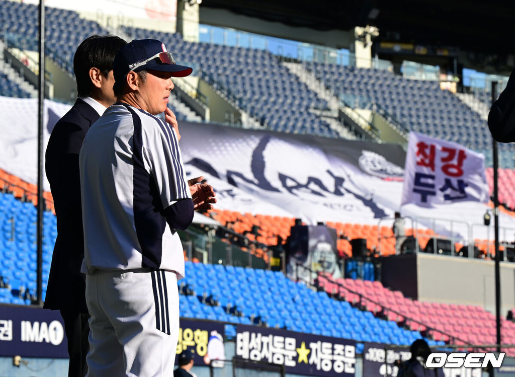 14일 오후 서울 잠실야구장에서 2026 신한 SOL KBO 와일드카드 결정 1차전 LG 트윈스와 두산 베어스의 경기가 열렸다.LG는 카를로스 카라스코, 두산은 곽빈이 선발로 나섰다.경기에 앞서 두산 김원형 감독이 훈련을 지켜보고 있다. 2026.10.14 / jpnews@osen.co.kr