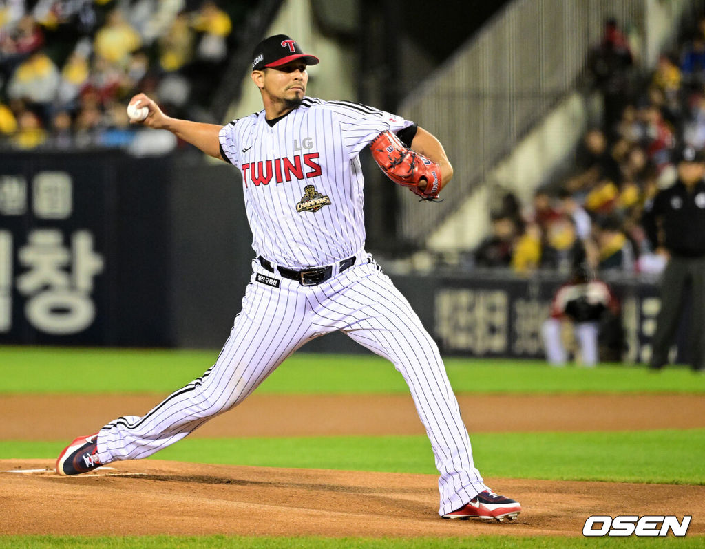 14일 오후 서울 잠실야구장에서 2026 신한 SOL KBO 와일드카드 결정 1차전 LG 트윈스와 두산 베어스의 경기가 열렸다.LG는 카를로스 카라스코, 두산은 곽빈이 선발로 나섰다.1회초 LG 카라스코가 역투하고 있다. 2026.10.14 / jpnews@osen.co.kr