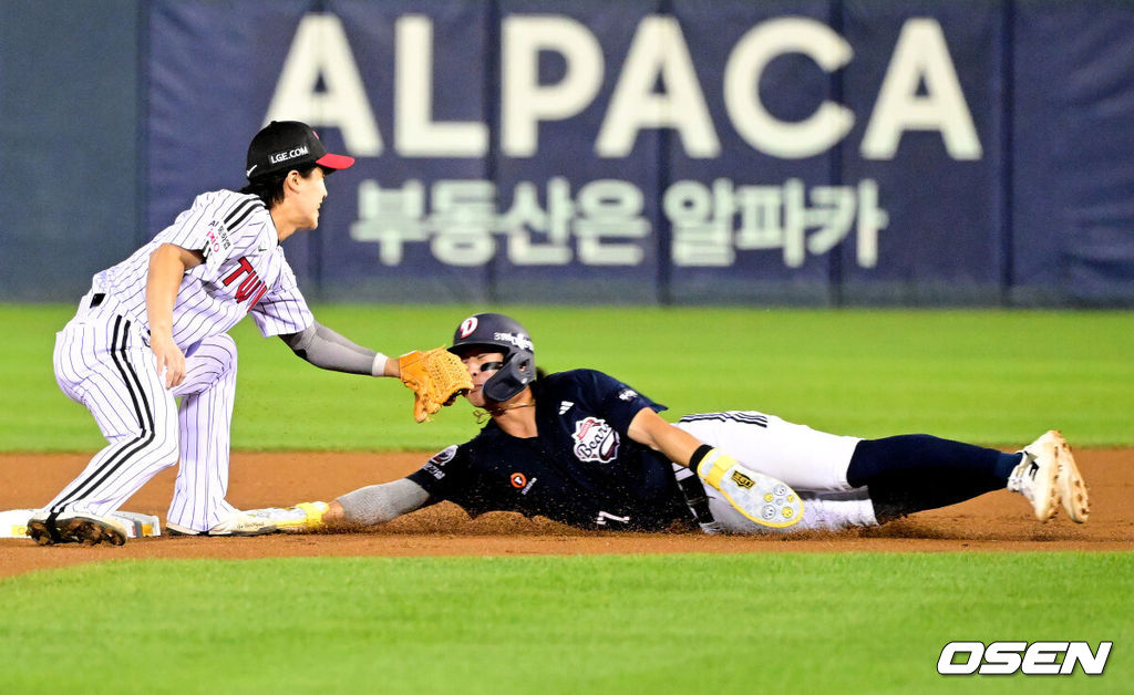 14일 오후 서울 잠실야구장에서 2026 신한 SOL KBO 와일드카드 결정 1차전 LG 트윈스와 두산 베어스의 경기가 열렸다.LG는 카를로스 카라스코, 두산은 곽빈이 선발로 나섰다.1회초 무사 1루에서 두산 박찬호가 안재석의 2루땅볼에 2루에서 LG 구본혁의 태그를 피해 세이프되고 있다. 원심은 아웃이었지만 비디오 판독 결과 원심 번복. 2026.10.14 / jpnews@osen.co.kr