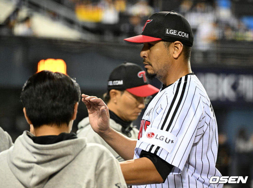 14일 오후 서울 잠실야구장에서 2026 신한 SOL KBO 와일드카드 결정 1차전 LG 트윈스와 두산 베어스의 경기가 열렸다.LG는 카를로스 카라스코, 두산은 곽빈이 선발로 나섰다.5회초 2사에서 LG 카라스코가 두산 정수빈을 삼진으로 처리하고 더그아웃으로 가고 있다. 2026.10.14 /sunday@osen.co.kr