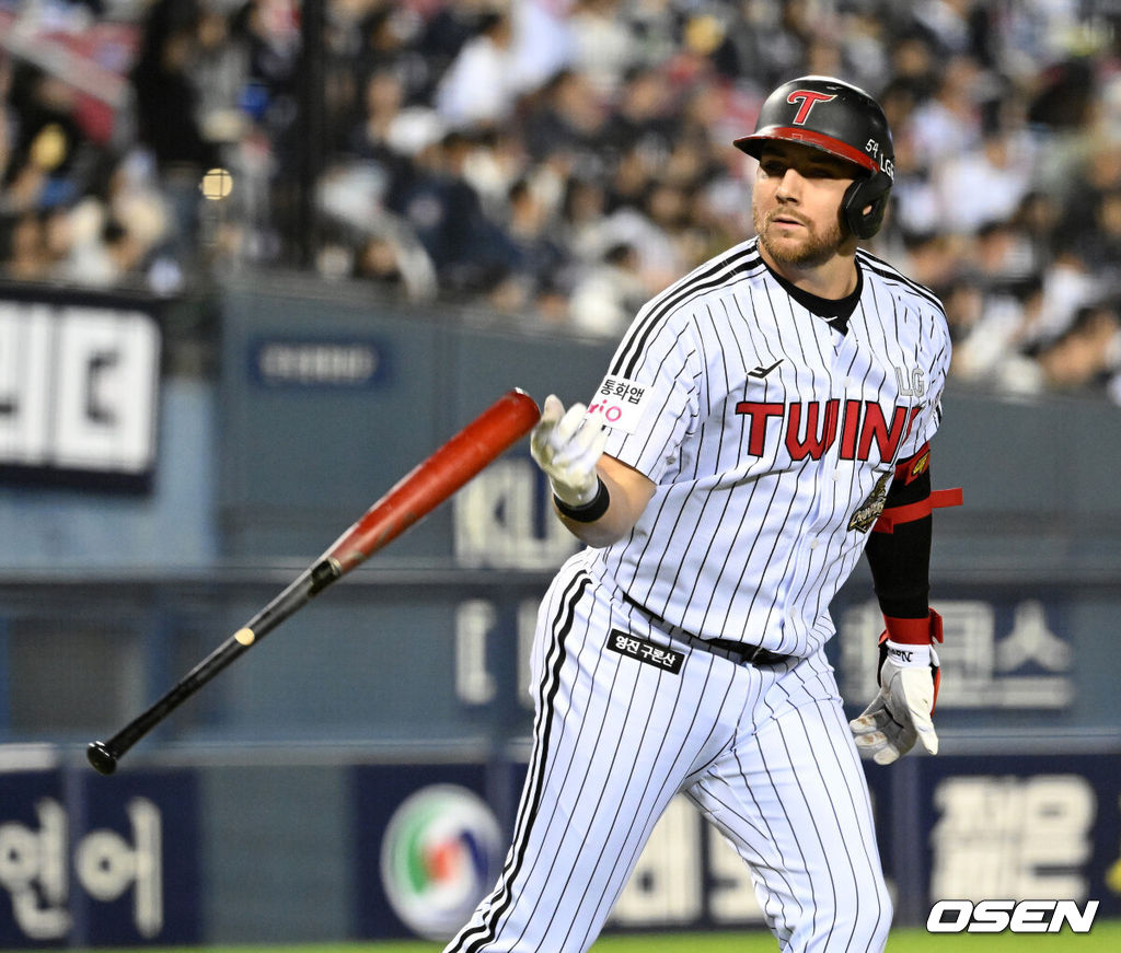 14일 오후 서울 잠실야구장에서 2026 신한 SOL KBO 와일드카드 결정 1차전 LG 트윈스와 두산 베어스의 경기가 열렸다.LG는 카를로스 카라스코, 두산은 곽빈이 선발로 나섰다.1회말 1사 1루에서 LG 오스틴이 좌월 투런 홈런을 치고 환호하고 있다. 2026.10.14 /sunday@osen.co.kr