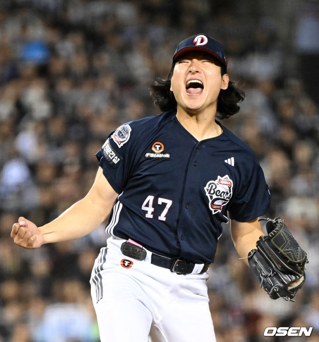14일 오후 서울 잠실야구장에서 2026 신한 SOL KBO 와일드카드 결정 1차전 LG 트윈스와 두산 베어스의 경기가 열렸다.LG는 카를로스 카라스코, 두산은 곽빈이 선발로 나섰다.2회말 2사 만루에서 두산 곽빈이 LG 오스틴을 삼진으로 처리하고 환호하고 있다. 2026.10.14 /sunday@osen.co.kr