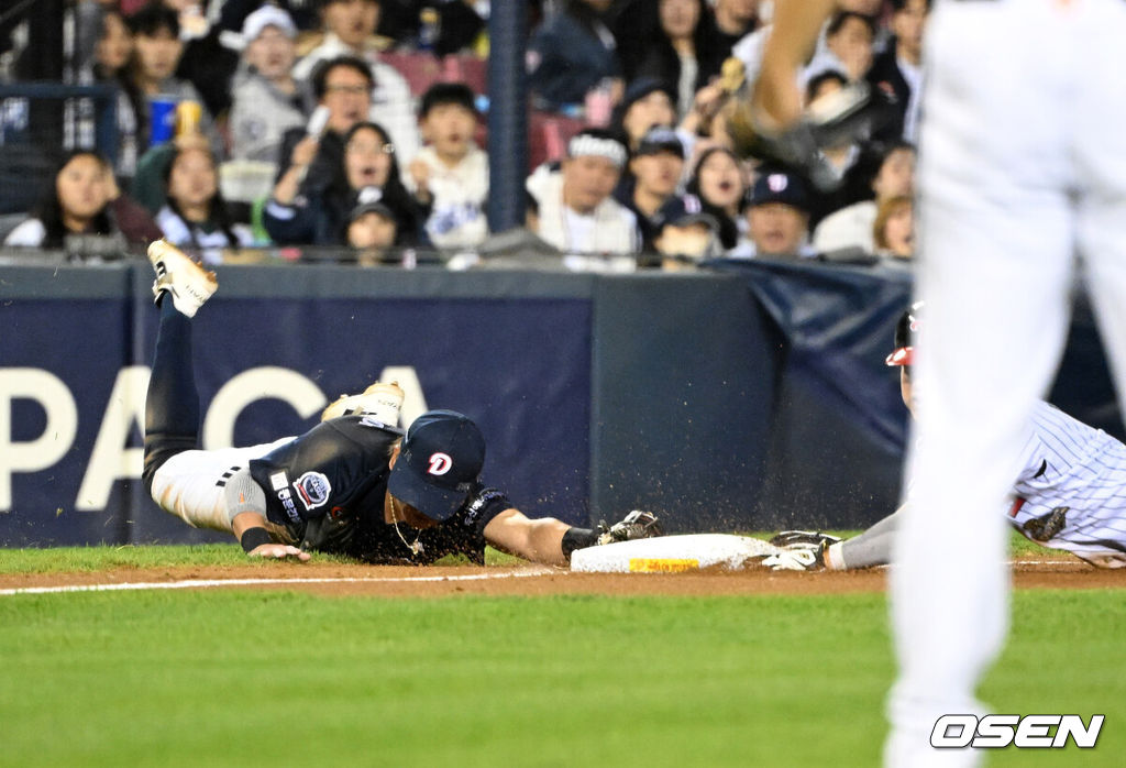 14일 오후 서울 잠실야구장에서 2026 신한 SOL KBO 와일드카드 결정 1차전 LG 트윈스와 두산 베어스의 경기가 열렸다.LG는 카를로스 카라스코, 두산은 곽빈이 선발로 나섰다.2회말 무사 1,2루에서 두산 박찬호가 LG 신민재 땅볼 때 3루수 안재석의 실책에 아쉬워하고 있다. 2026.10.14 /sunday@osen.co.kr