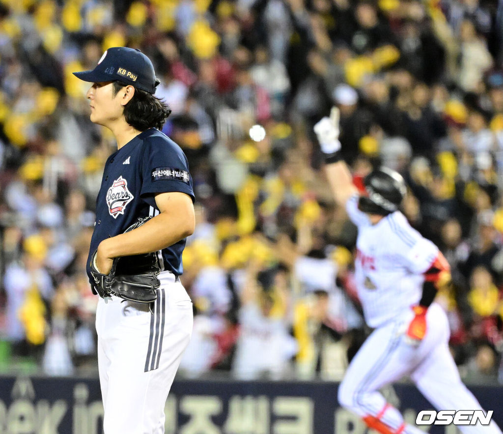 14일 오후 서울 잠실야구장에서 2026 신한 SOL KBO 와일드카드 결정 1차전 LG 트윈스와 두산 베어스의 경기가 열렸다.LG는 카를로스 카라스코, 두산은 곽빈이 선발로 나섰다.1회말 1사 1루에서 두산 곽빈이 LG 오스틴에 선제 좌월 투런포를 허용하며 아쉬워하고 있다. 2026.10.14 / jpnews@osen.co.kr
