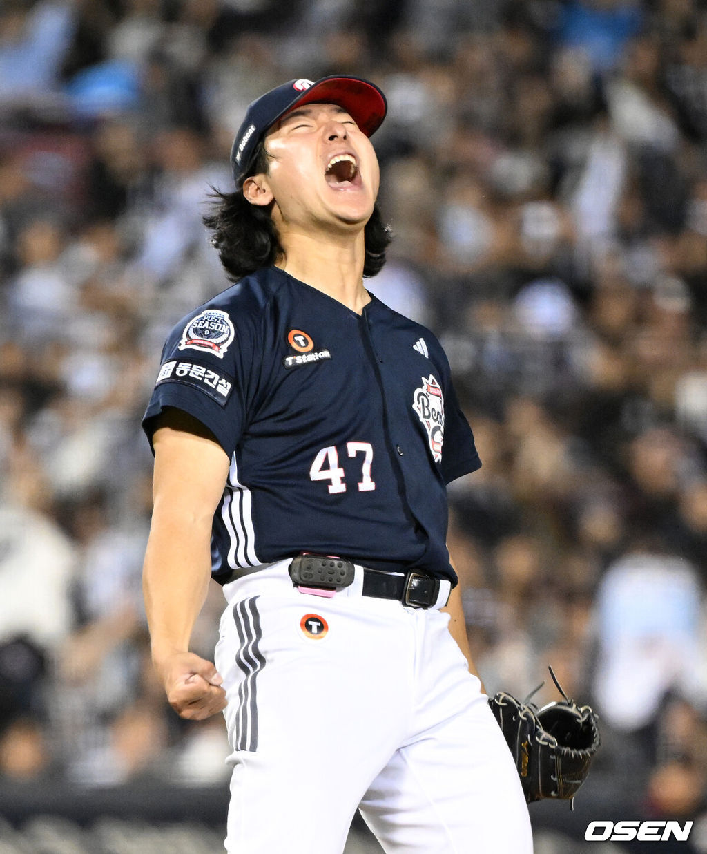 14일 오후 서울 잠실야구장에서 2026 신한 SOL KBO 와일드카드 결정 1차전 LG 트윈스와 두산 베어스의 경기가 열렸다.LG는 카를로스 카라스코, 두산은 곽빈이 선발로 나섰다.2회말 2사 만루에서 두산 곽빈이 LG 오스틴을 삼진으로 처리하고 환호하고 있다. 2026.10.14 /sunday@osen.co.kr