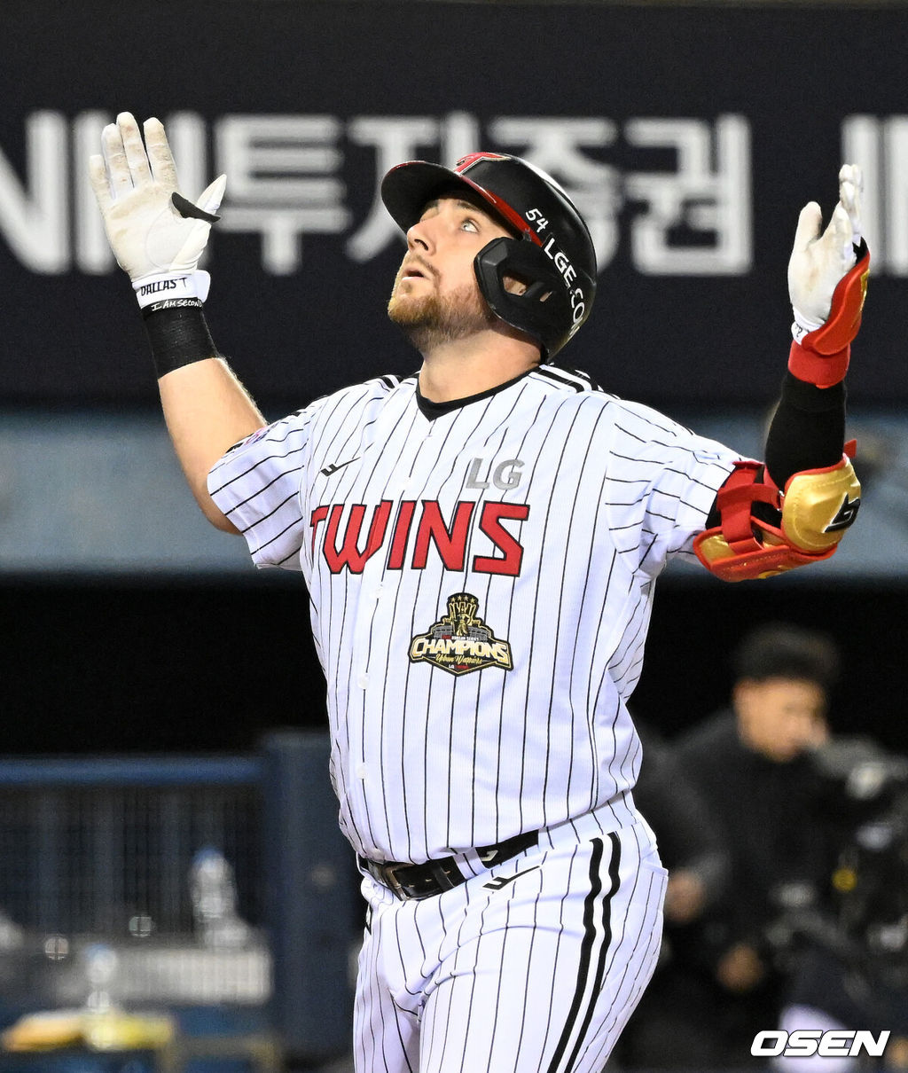 14일 오후 서울 잠실야구장에서 2026 신한 SOL KBO 와일드카드 결정 1차전 LG 트윈스와 두산 베어스의 경기가 열렸다.LG는 카를로스 카라스코, 두산은 곽빈이 선발로 나섰다.1회말 1사 1루에서 LG 오스틴이 좌월 투런 홈런을 치고 환호하고 있다. 2026.10.14 /sunday@osen.co.kr