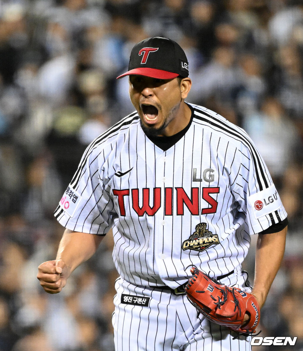 14일 오후 서울 잠실야구장에서 2026 신한 SOL KBO 와일드카드 결정 1차전 LG 트윈스와 두산 베어스의 경기가 열렸다.LG는 카를로스 카라스코, 두산은 곽빈이 선발로 나섰다.6회초 2사 1루에서 LG 카라스코가 두산 안재석을 외야플라이로 처리하고 환호하고 있다. 2026.10.14 /sunday@osen.co.kr