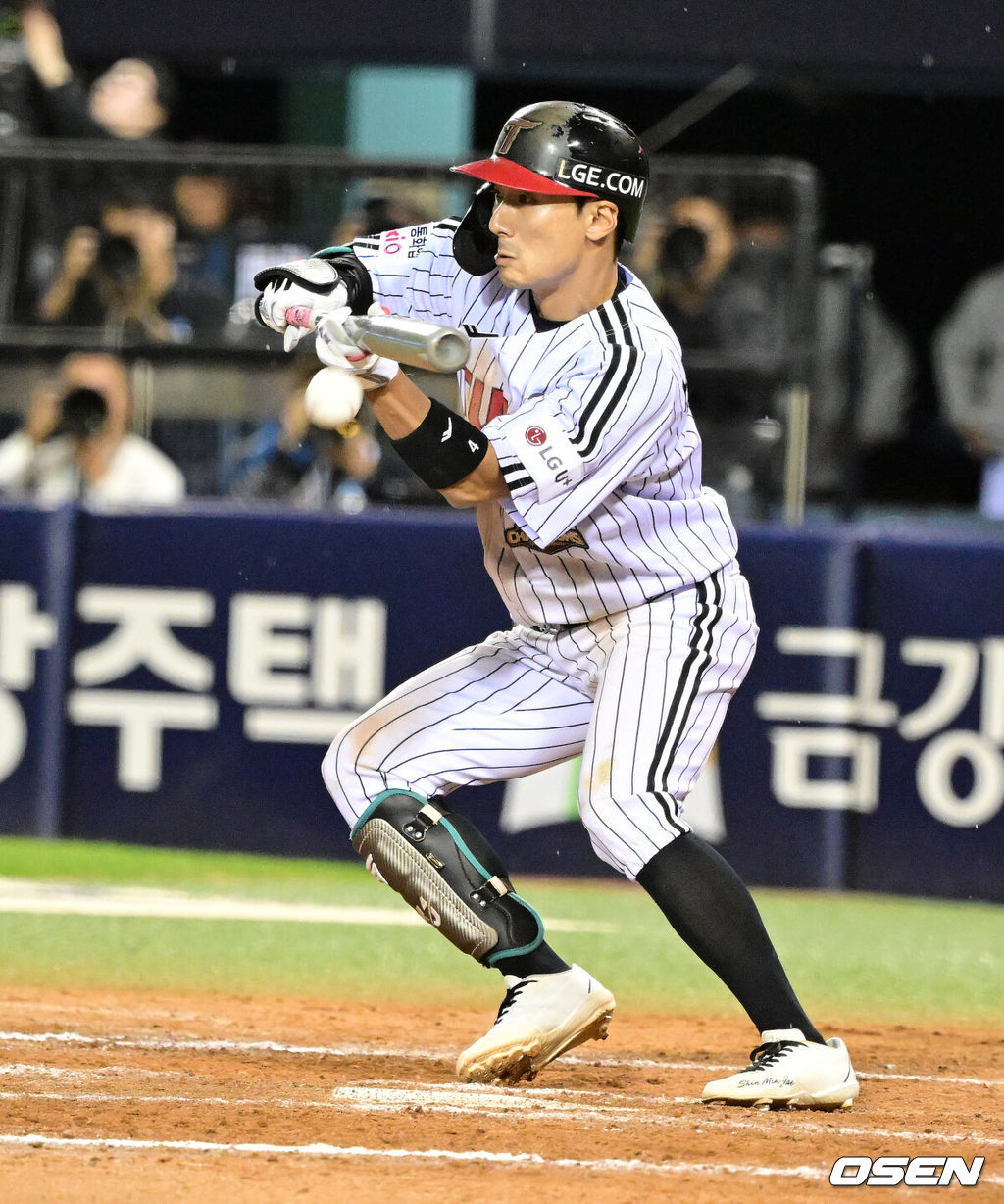 14일 오후 서울 잠실야구장에서 2026 신한 SOL KBO 와일드카드 결정 1차전 LG 트윈스와 두산 베어스의 경기가 열렸다.LG는 카를로스 카라스코, 두산은 곽빈이 선발로 나섰다.8회말 1사 1,3루에서 LG 신민재가 스퀴즈 번트를 성공시키고 있다. 2026.10.14 / jpnews@osen.co.kr