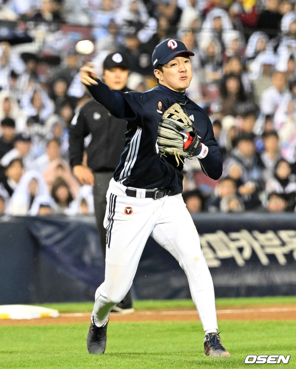 14일 오후 서울 잠실야구장에서 2026 신한 SOL KBO 와일드카드 결정 1차전 LG 트윈스와 두산 베어스의 경기가 열렸다.LG는 카를로스 카라스코, 두산은 곽빈이 선발로 나섰다.8회말 1사 1,3루에서 두산 안재석이 LG 신민재 번트때 1루로 송구했으나 세이프 되고 있다. 2026.10.14 /sunday@osen.co.kr