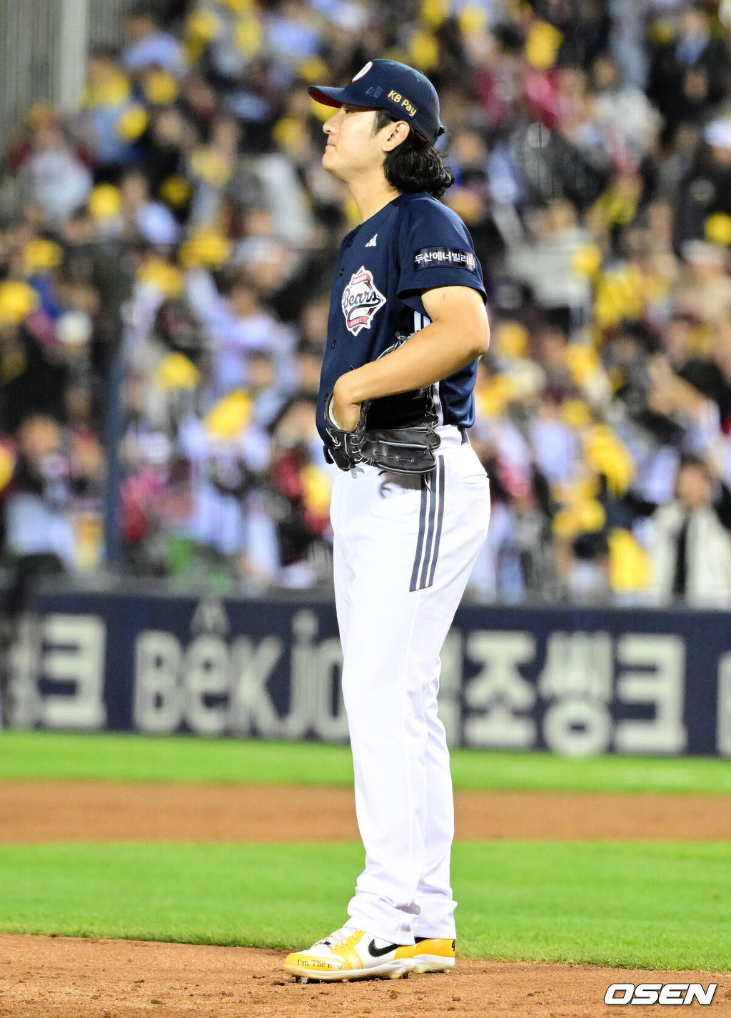 14일 오후 서울 잠실야구장에서 2026 신한 SOL KBO 와일드카드 결정 1차전 LG 트윈스와 두산 베어스의 경기가 열렸다.LG는 카를로스 카라스코, 두산은 곽빈이 선발로 나섰다.1회말 1사 1루에서 두산 곽빈이 LG 오스틴에 선제 좌월 투런포를 허용하며 아쉬워하고 있다. 2026.10.14 / jpnews@osen.co.kr