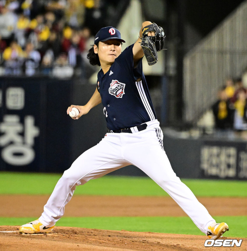 14일 오후 서울 잠실야구장에서 2026 신한 SOL KBO 와일드카드 결정 1차전 LG 트윈스와 두산 베어스의 경기가 열렸다.LG는 카를로스 카라스코, 두산은 곽빈이 선발로 나섰다.1회말 두산 곽빈이 역투하고 있다. 2026.10.14 / jpnews@osen.co.kr