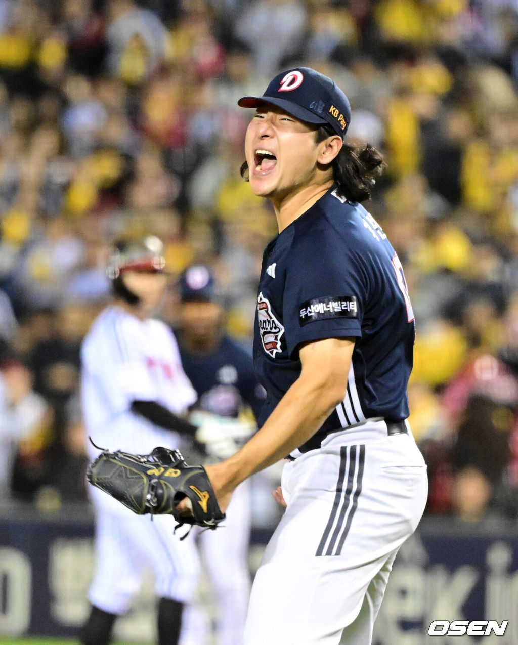 14일 오후 서울 잠실야구장에서 2026 신한 SOL KBO 와일드카드 결정 1차전 LG 트윈스와 두산 베어스의 경기가 열렸다.LG는 카를로스 카라스코, 두산은 곽빈이 선발로 나섰다.2회말 2사 만루에서 두산 곽빈이 LG 오스틴을 삼진 처리하며 포효하고 있다. 2026.10.14 / jpnews@osen.co.kr