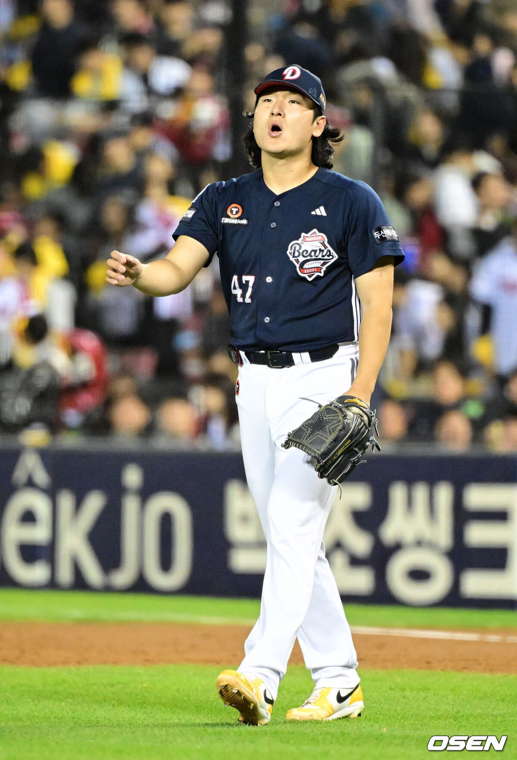 14일 오후 서울 잠실야구장에서 2026 신한 SOL KBO 와일드카드 결정 1차전 LG 트윈스와 두산 베어스의 경기가 열렸다.LG는 카를로스 카라스코, 두산은 곽빈이 선발로 나섰다.4회말 수비를 마친 두산 곽빈이 심호흡을 하고 있다. 2026.10.14 / jpnews@osen.co.kr