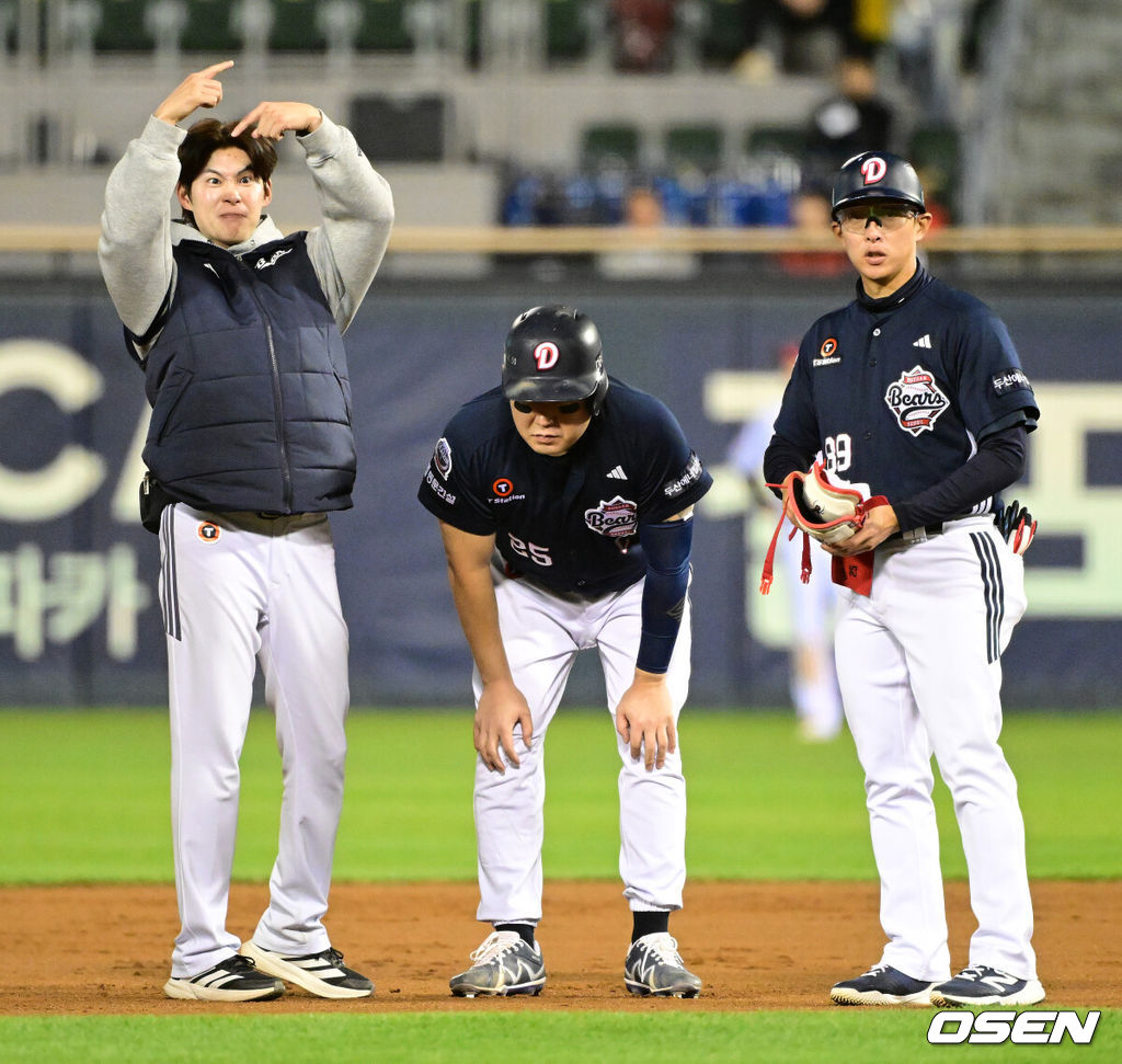 14일 오후 서울 잠실야구장에서 2026 신한 SOL KBO 와일드카드 결정 1차전 LG 트윈스와 두산 베어스의 경기가 열렸다.LG는 카를로스 카라스코, 두산은 곽빈이 선발로 나섰다.7회초 무사 1루에서 두산 양의지가 우익수 오른쪽 2루타를 날리고 불편함을 호소하며 교체되고 있다. 2026.10.14 / jpnews@osen.co.kr