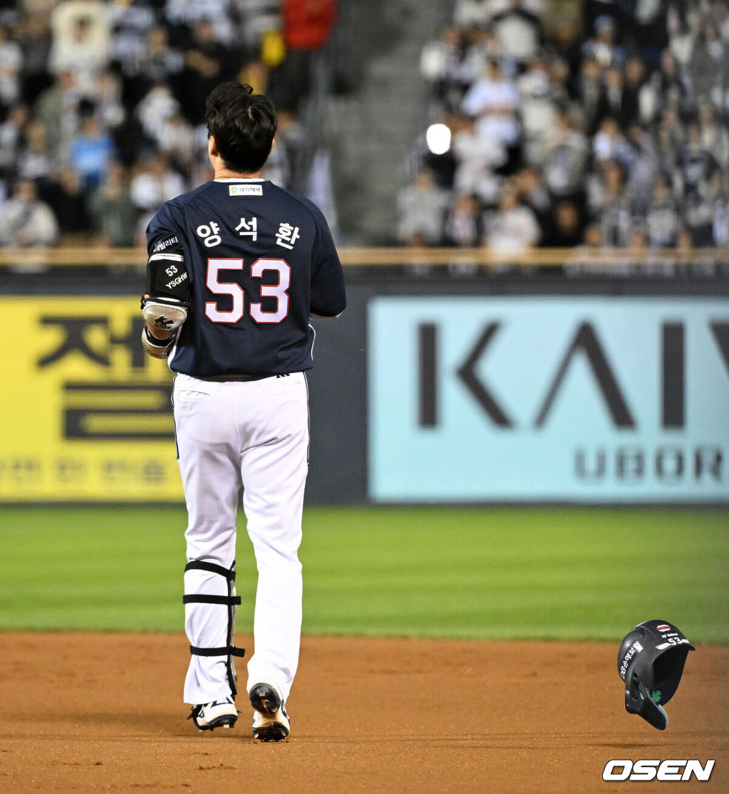 14일 오후 서울 잠실야구장에서 2026 신한 SOL KBO 와일드카드 결정 1차전 LG 트윈스와 두산 베어스의 경기가 열렸다.LG는 카를로스 카라스코, 두산은 곽빈이 선발로 나섰다.7회초 1사 만루에서 두산 양석환이 잘맞은 타구가 LG 박해민에게 잡히자 아쉬워하고 있다. 2026.10.14 /sunday@osen.co.kr