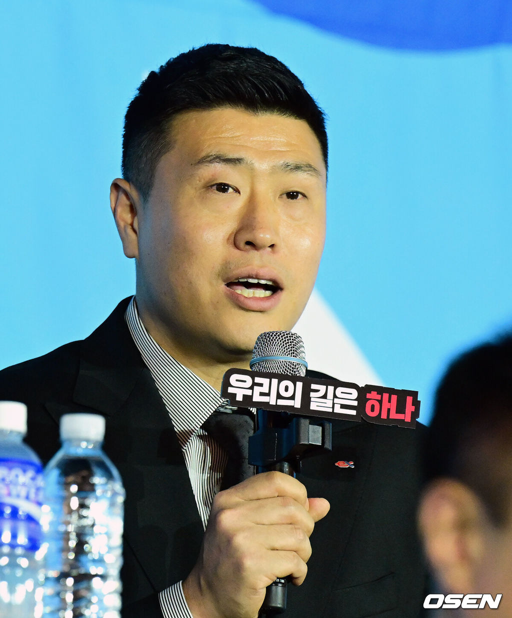 2026-2027 시즌 프로배구 여자부 미디어데이가 7일 서울 강남구 청담동 리베라호텔에서 열렸다.‘HK흥국금융 2026~2027 V-리그’는 오는 10월 31일 개막한다. 남자부 대한항공-현대캐피탈, 여자부 GS칼텍스-한국도로공사의 개막전을 시작으로 6개월간의 대장정에 돌입한다.한국도로공사 김영래 감독대행이 간담회를 하고 있다. 2026.10.07 / jpnews@osen.co.kr
