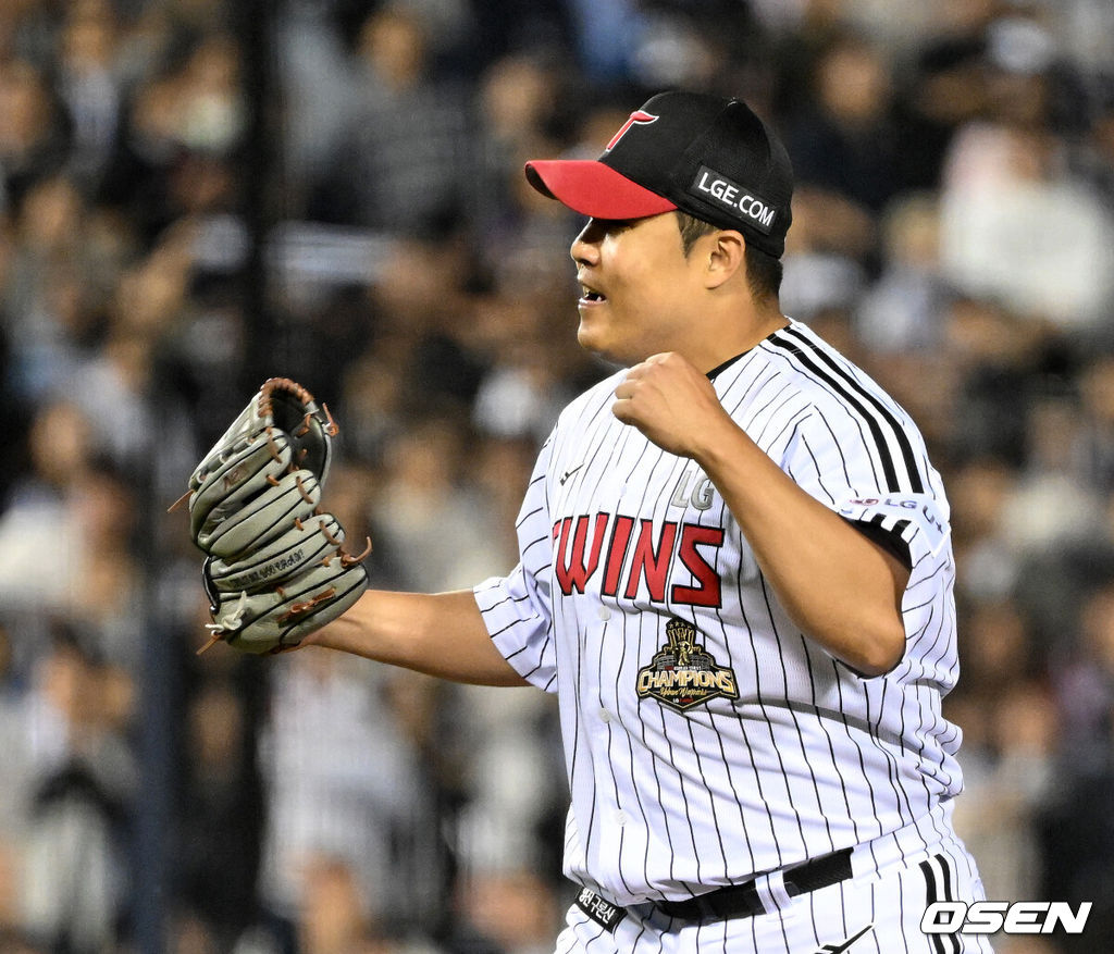 14일 오후 서울 잠실야구장에서 2026 신한 SOL KBO 와일드카드 결정 1차전 LG 트윈스와 두산 베어스의 경기가 열렸다.LG는 카를로스 카라스코, 두산은 곽빈이 선발로 나섰다.8회초 2사 1,2루에서 LG 이우찬이 두산 류승민을 삼진으로 처리하고 환호하고 있다. 2026.10.14 /sunday@osen.co.kr