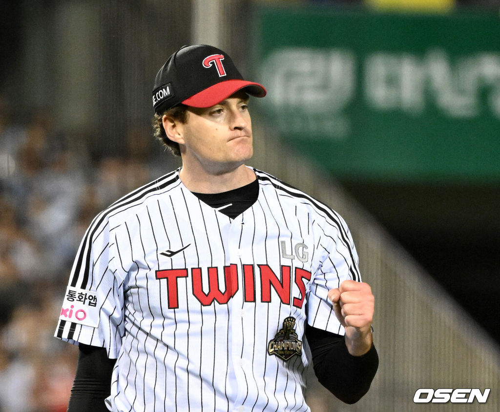 14일 오후 서울 잠실야구장에서 2026 신한 SOL KBO 와일드카드 결정 1차전 LG 트윈스와 두산 베어스의 경기가 열렸다.LG는 카를로스 카라스코, 두산은 곽빈이 선발로 나섰다.7회초 수비를 마친 LG 케네디가 환호하고 있다. 2026.10.14 /sunday@osen.co.kr