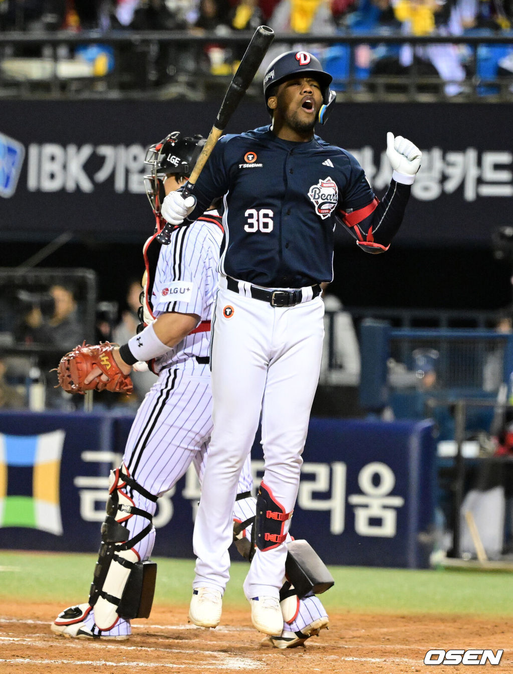 14일 오후 서울 잠실야구장에서 2026 신한 SOL KBO 와일드카드 결정 1차전 LG 트윈스와 두산 베어스의 경기가 열렸다.LG는 카를로스 카라스코, 두산은 곽빈이 선발로 나섰다.8회초 1사 1,2루에서 두산 세베리노가 삼진을 당하며 아쉬워하고 있다. 2026.10.14 / jpnews@osen.co.kr