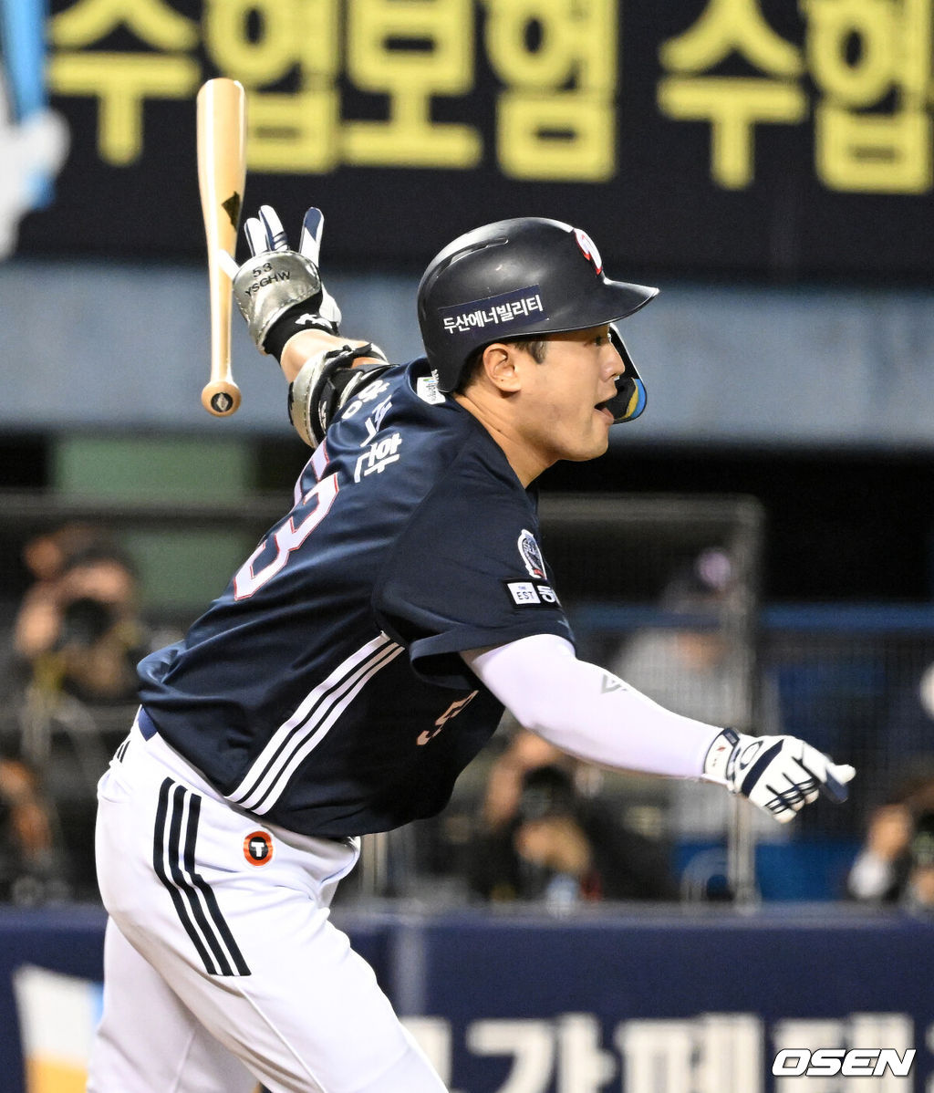14일 오후 서울 잠실야구장에서 2026 신한 SOL KBO 와일드카드 결정 1차전 LG 트윈스와 두산 베어스의 경기가 열렸다.LG는 카를로스 카라스코, 두산은 곽빈이 선발로 나섰다.7회초 1사 만루에서 두산 양석환이 외야 플라이로 물러나고 있다. 2026.10.14 /sunday@osen.co.kr