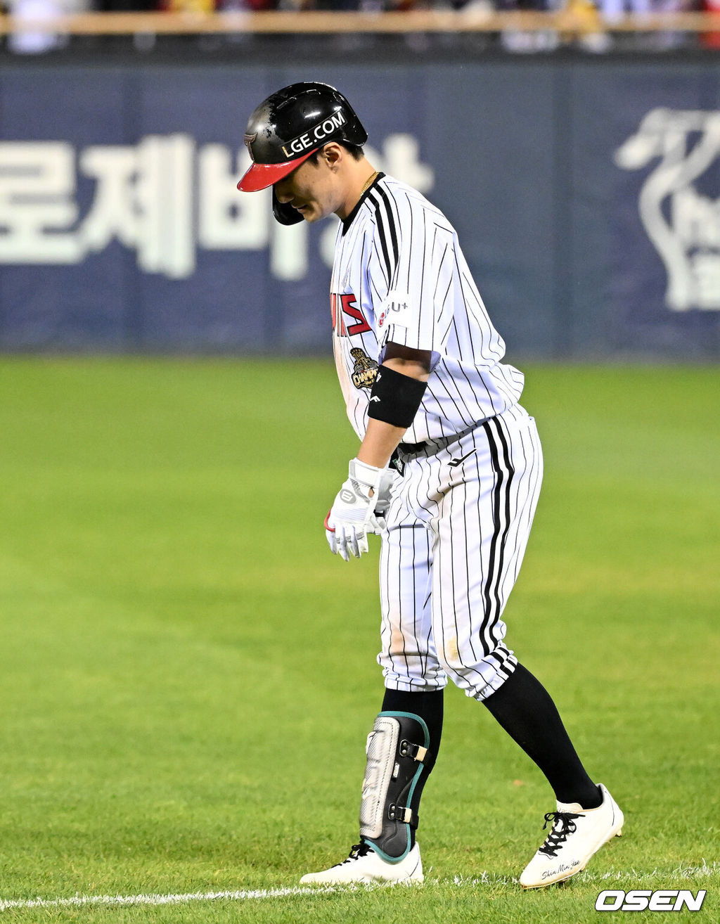 14일 오후 서울 잠실야구장에서 2026 신한 SOL KBO 와일드카드 결정 1차전 LG 트윈스와 두산 베어스의 경기가 열렸다.LG는 카를로스 카라스코, 두산은 곽빈이 선발로 나섰다.8회말 1사 1,3루에서 두산 LG 신민재가 적시타를 치고 햄스트링 경직증세로 교체되고 있다. 2026.10.14 /sunday@osen.co.kr