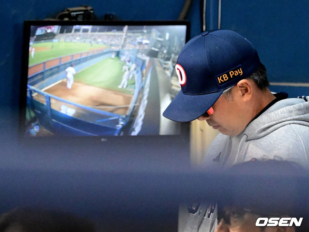 14일 오후 서울 잠실야구장에서 2026 신한 SOL KBO 와일드카드 결정 1차전 LG 트윈스와 두산 베어스의 경기가 열렸다.LG는 카를로스 카라스코, 두산은 곽빈이 선발로 나섰다.6회말 두산 김원형 감독이 생각에 잠겨 있다. 2026.10.14 / jpnews@osen.co.kr