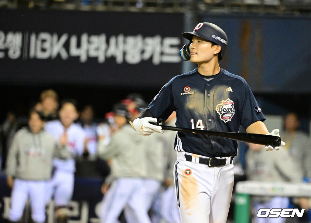 14일 오후 서울 잠실야구장에서 2026 신한 SOL KBO 와일드카드 결정 1차전 LG 트윈스와 두산 베어스의 경기가 열렸다.LG는 카를로스 카라스코, 두산은 곽빈이 선발로 나섰다.8회초 2사 1,2루에서 두산 류승민이 삼진으로 물러나며 아쉬워하고 있다. 2026.10.14 / jpnews@osen.co.kr