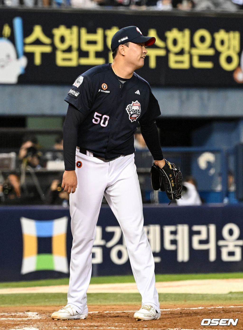 14일 오후 서울 잠실야구장에서 2026 신한 SOL KBO 와일드카드 결정 1차전 LG 트윈스와 두산 베어스의 경기가 열렸다.LG는 카를로스 카라스코, 두산은 곽빈이 선발로 나섰다.8회말 2사 2,3루에서 두산 이영하가 폭투로 실점하고 아쉬워하고 있다. 2026.10.14 /sunday@osen.co.kr