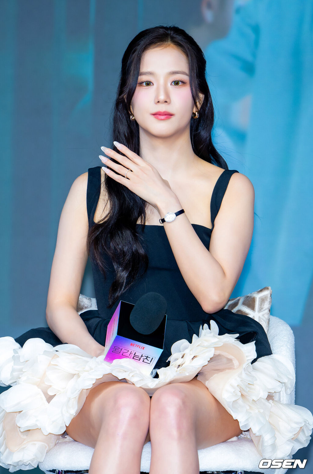 26일 오전 JW메리어트 동대문스퀘어에서 넷플릭스 새 오리지널 시리즈 '월간남친'(극본 남궁도영, 연출 김정식) 쇼케이스가 열렸다.<br /><br />'월간남친'은 현실 생활에 지친 웹툰 PD 미래(지수 분)가 가상 연애 시뮬레이션을 통해 연애를 구독하고 체험해 보는 로망 실현 로맨틱 코미디 시리즈다. '월간남친'은 시리즈 제목이자 극 중 등장하는 가상 연애 구독 서비스다.<br /><br />블랙핑크 지수가 기자간담회에서 머리카락을 만지고 있다. 2026.02.26 / rumi@osen.co.kr