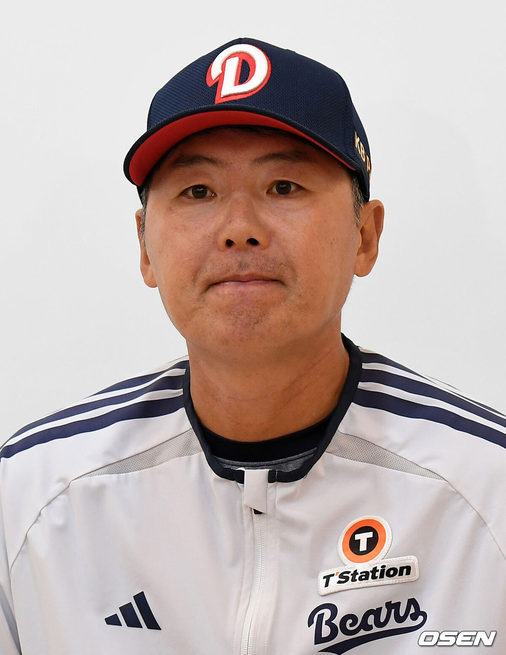 14일 오후 서울 잠실야구장에서 2026 신한 SOL KBO 와일드카드 결정 1차전 LG 트윈스와 두산 베어스의 경기가 열렸다.LG는 카를로스 카라스코, 두산은 곽빈이 선발로 나섰다.경기에 앞서 두산 김원형 감독이 인터뷰를 하고 있다. 2026.10.14 / jpnews@osen.co.kr