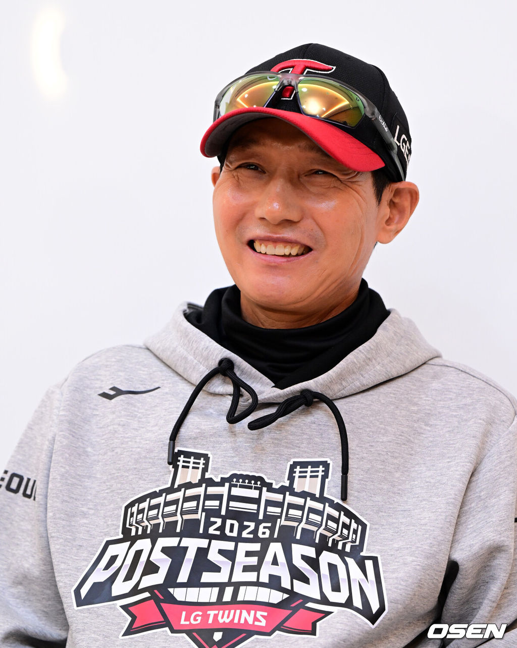 14일 오후 서울 잠실야구장에서 2026 신한 SOL KBO 와일드카드 결정 1차전 LG 트윈스와 두산 베어스의 경기가 열렸다.LG는 카를로스 카라스코, 두산은 곽빈이 선발로 나섰다.경기에 앞서 LG 염경엽 감독이 인터뷰를 하고 있다. 2026.10.14 / jpnews@osen.co.kr
