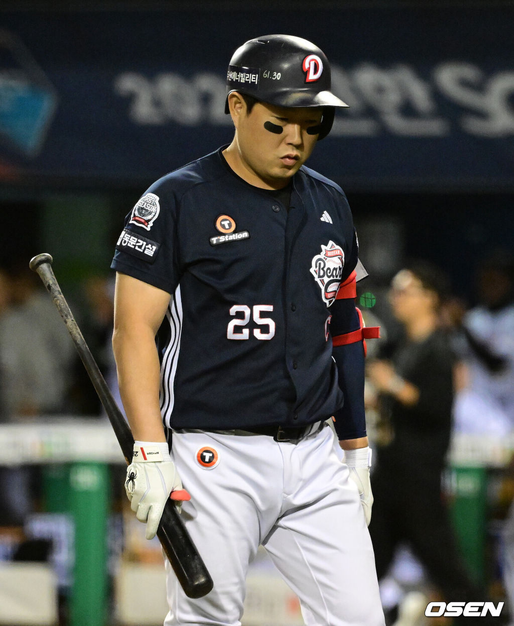 14일 오후 서울 잠실야구장에서 2026 신한 SOL KBO 와일드카드 결정 1차전 LG 트윈스와 두산 베어스의 경기가 열렸다.LG는 카를로스 카라스코, 두산은 곽빈이 선발로 나섰다.1회초 2사 3루에서 두산 양의지가 삼진으로 물러나고 있다. 2026.10.14 / jpnews@osen.co.kr