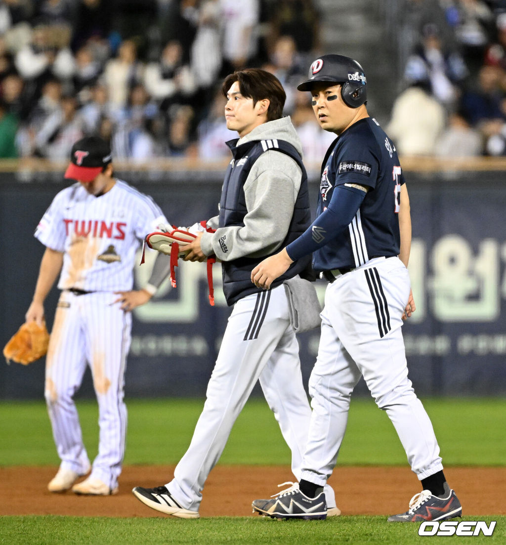 14일 오후 서울 잠실야구장에서 2026 신한 SOL KBO 와일드카드 결정 1차전 LG 트윈스와 두산 베어스의 경기가 열렸다.LG는 카를로스 카라스코, 두산은 곽빈이 선발로 나섰다.7회초 1사 1루에서 두산 양의지가 우전 2루타를 치고 다리 통증을 호소하며 교체되고 있다. 2026.10.14 /sunday@osen.co.kr
