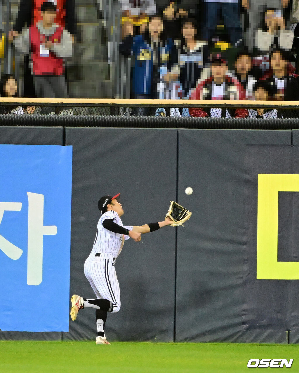 14일 오후 서울 잠실야구장에서 2026 신한 SOL KBO 와일드카드 결정 1차전 LG 트윈스와 두산 베어스의 경기가 열렸다.LG는 카를로스 카라스코, 두산은 곽빈이 선발로 나섰다.7회말 1사 만루에서 LG 박해민이 두산 양석환의 안타성 타구를 처리하고 있다. 2026.10.14 / jpnews@osen.co.kr