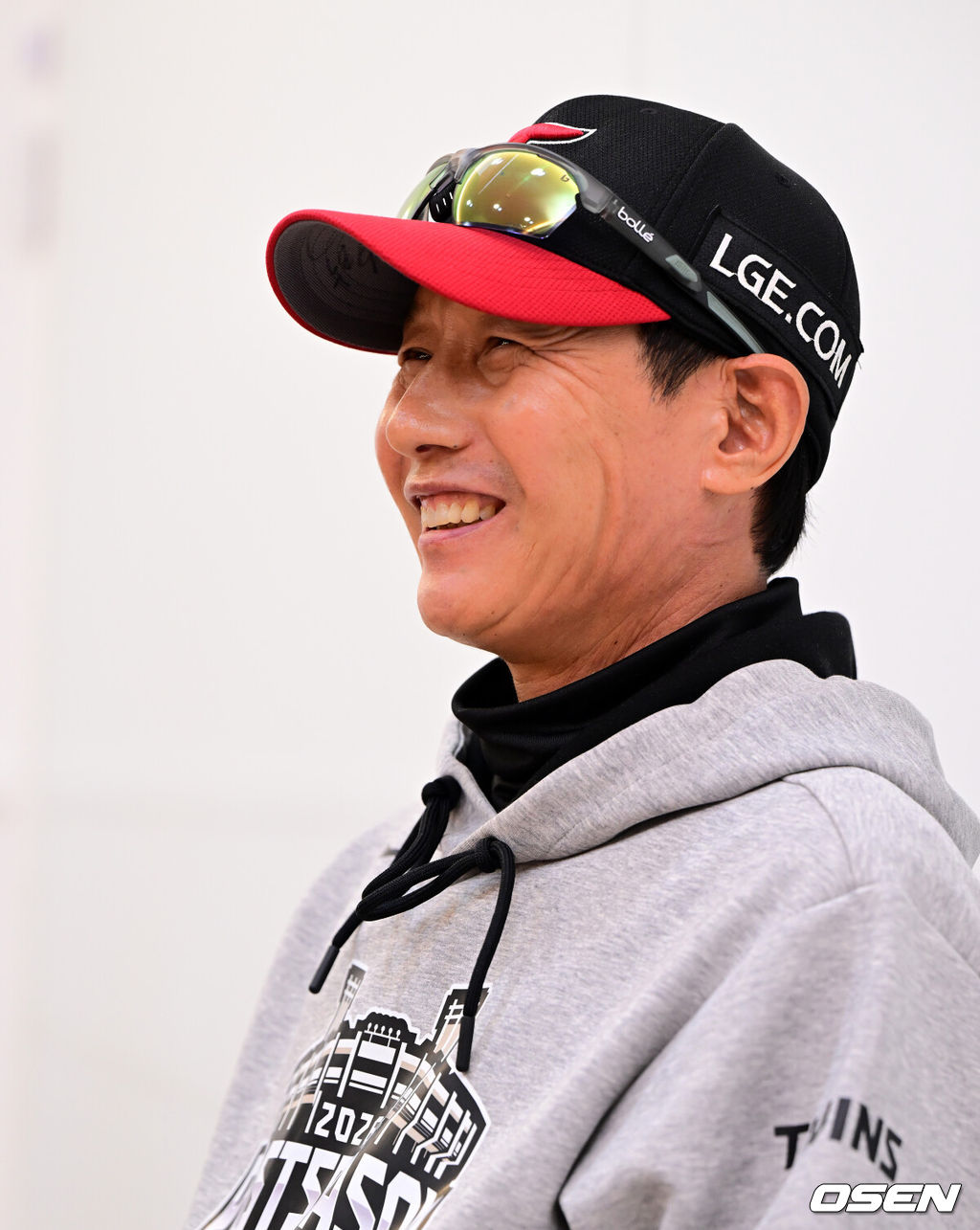 14일 오후 서울 잠실야구장에서 2026 신한 SOL KBO 와일드카드 결정 1차전 LG 트윈스와 두산 베어스의 경기가 열렸다.LG는 카를로스 카라스코, 두산은 곽빈이 선발로 나섰다.경기에 앞서 LG 염경엽 감독이 인터뷰를 하고 있다. 2026.10.14 / jpnews@osen.co.kr