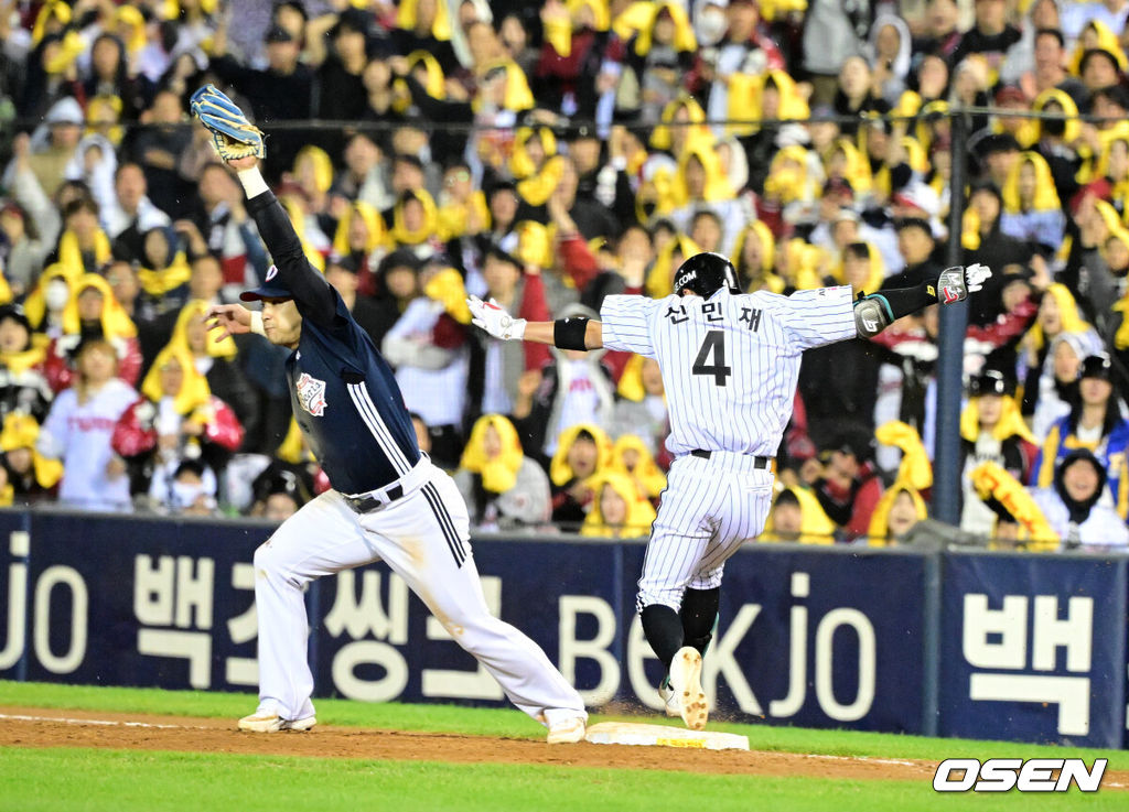 14일 오후 서울 잠실야구장에서 2026 신한 SOL KBO 와일드카드 결정 1차전 LG 트윈스와 두산 베어스의 경기가 열렸다.LG는 카를로스 카라스코, 두산은 곽빈이 선발로 나섰다.8회말 1사 1,3루에서 LG 신민재가 스퀴즈 번트를 시도하며 1루에서 세이프되고 있다. 2026.10.14 / jpnews@osen.co.kr